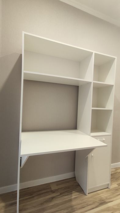 Стол  письменный для школьника.