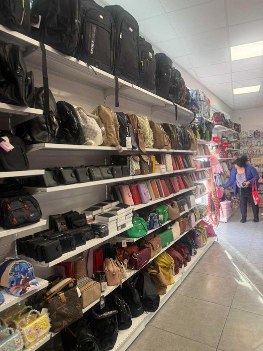 Стелажи търговско оборудване