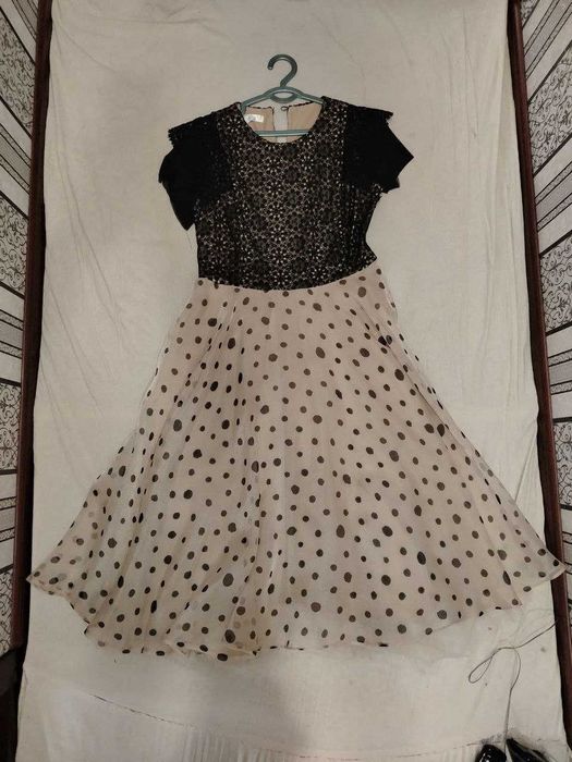 Qora rangli oqshom koʻylagi