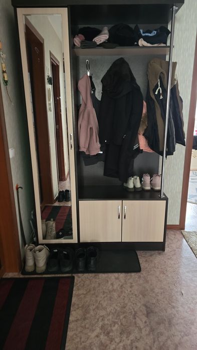 Тумба с зеркалом и прихожая