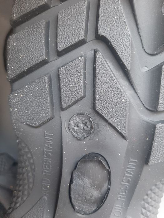 Продам спец обувь осень лето  43 размер