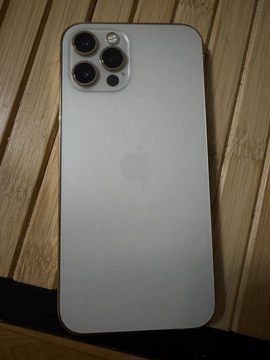 iPhone 12 pro телефон