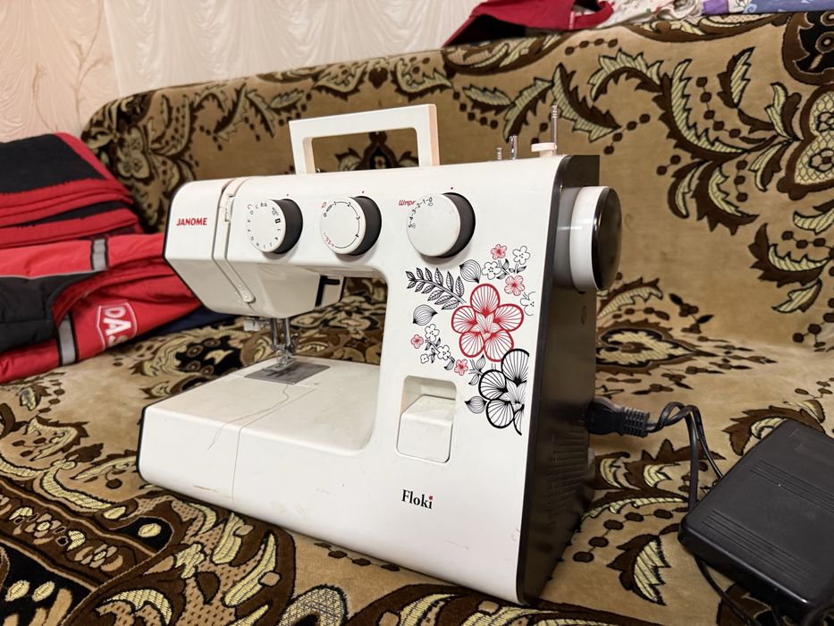 Продам швейную машинку Janome Floki