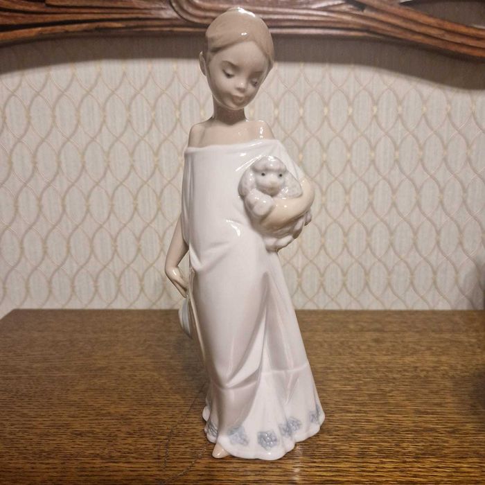 NAO  фарфоровая статуэтка