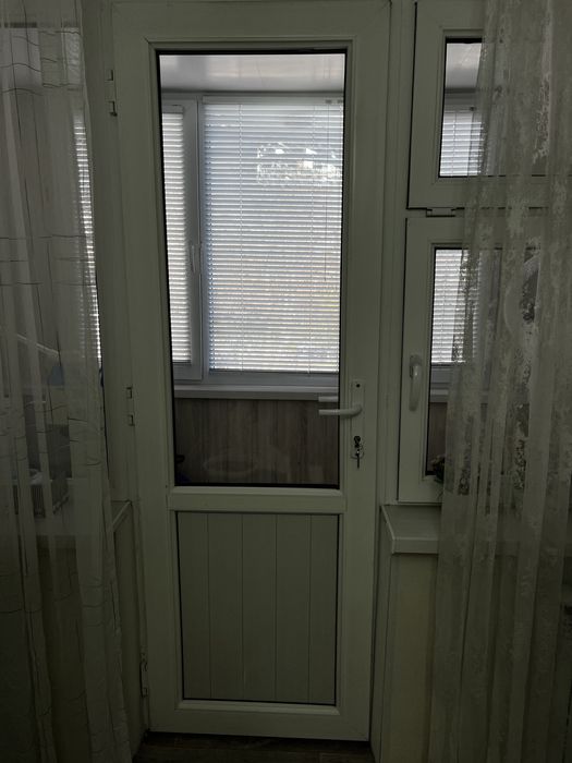 Пластиковые дверь