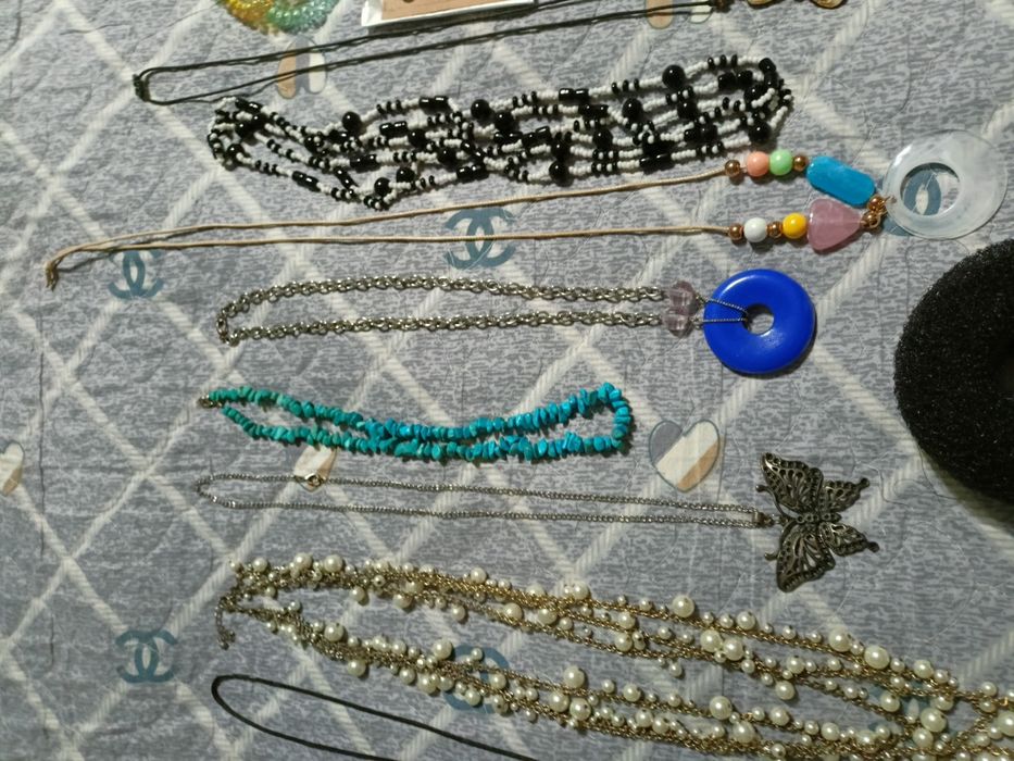 Бижутерия и две нарядные заколки