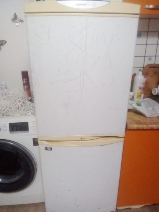 Продам сренего размера холодильник