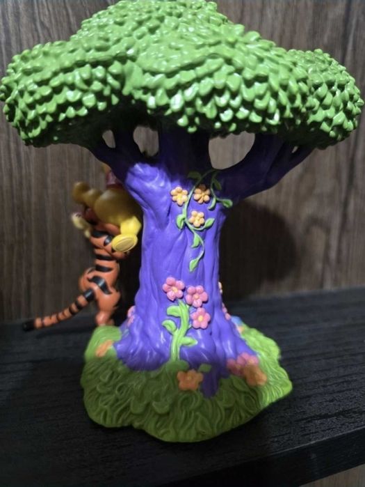 Winnie the Pooh & Tigger in the honey tree