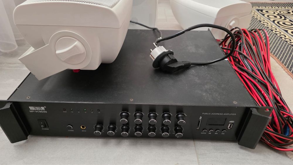 Колонки и усилител с кабелю