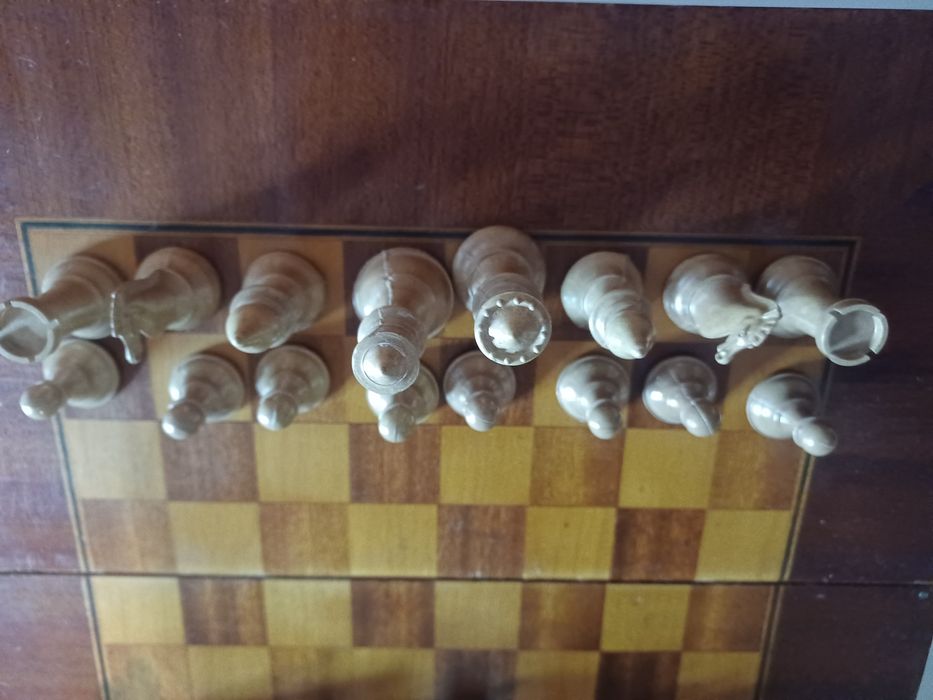 Българска дървена лак табла и шах за игра