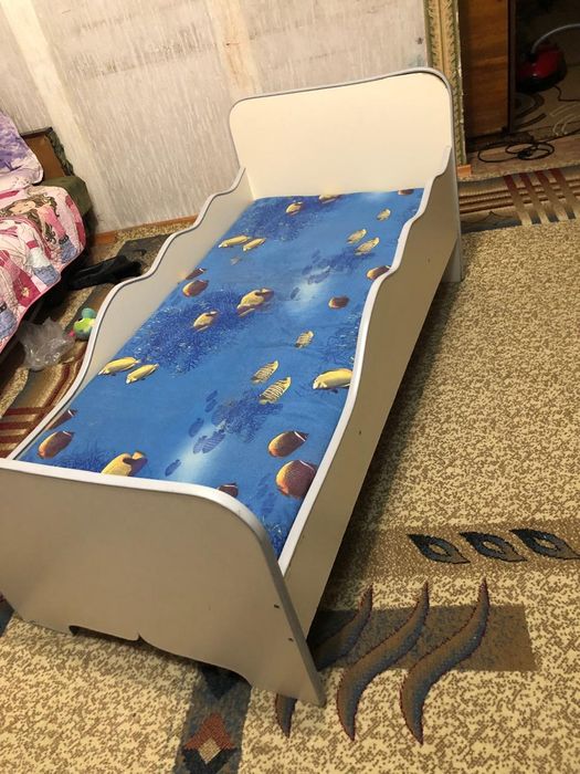 Кровать детская с матрацем