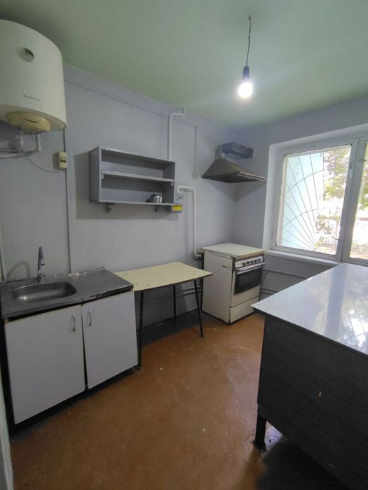 Srochna 3 xonali oʻrta podezdan 1- etajdan dom sotiladi