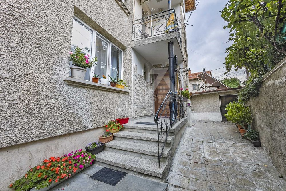 Продава къща в ж. кв. Драгалевци