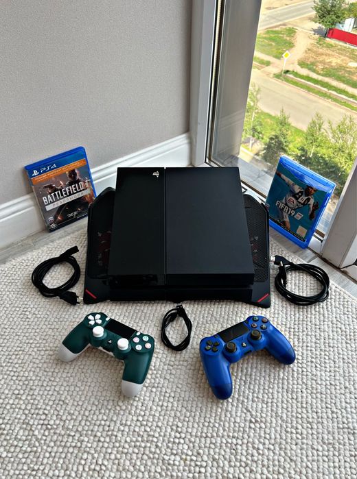 PlayStation 4  + 2 диска,подставка,2 джостик