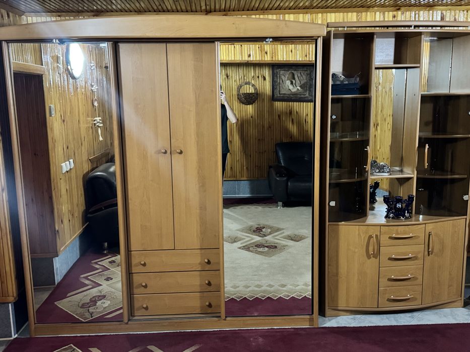 2 вместительных шкафа