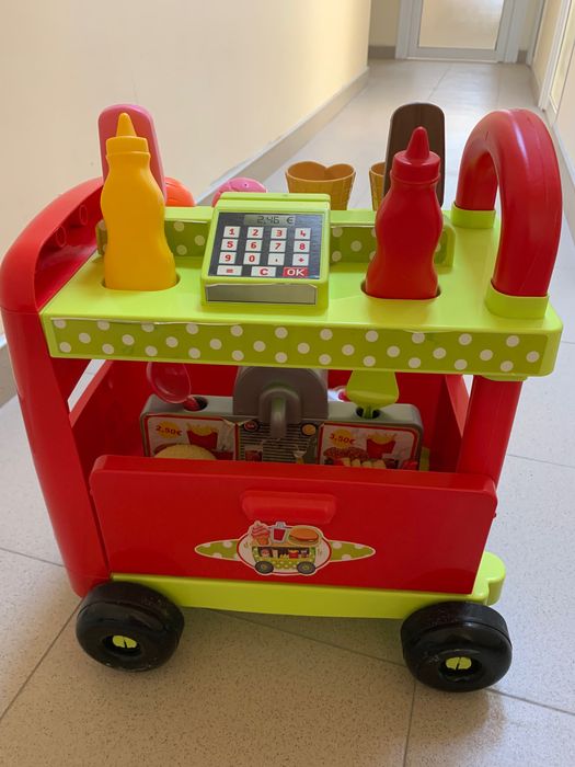 Продавам комплект за почистване и камионче за хамбургери и сладолед