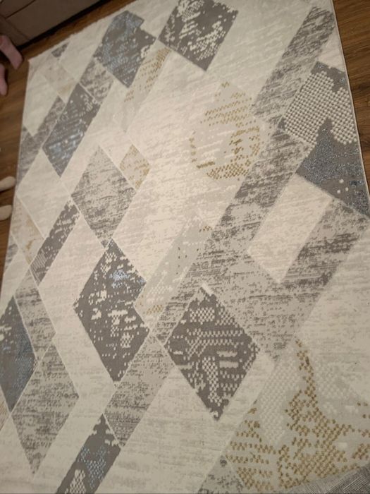 Продам недорого новые ковры