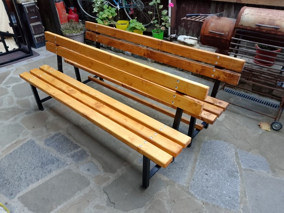 Пейка от прахово боядисан метален профил и иглолистна дървесина.