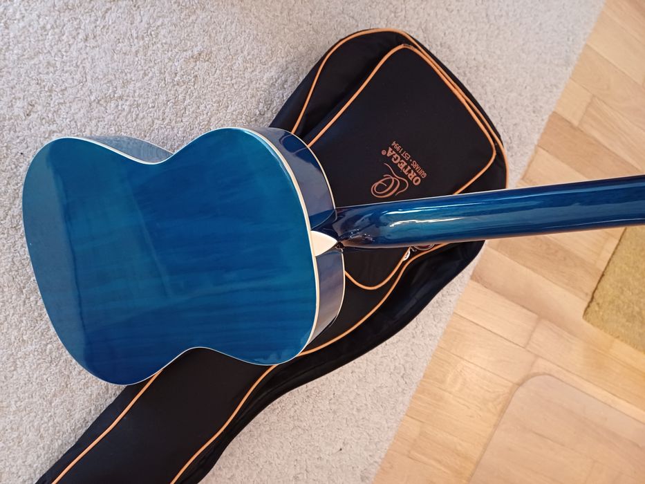 Chitara cu husa, suport de picior și suport partitura, ca noi