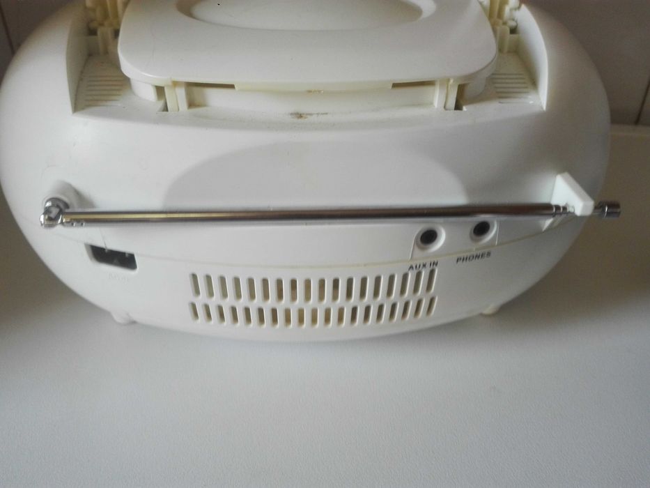 Радиокасетофон с CD и две къмпингови лампи.