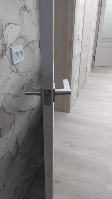 Установка дверей, окон, лестниц, плотницкие работы.