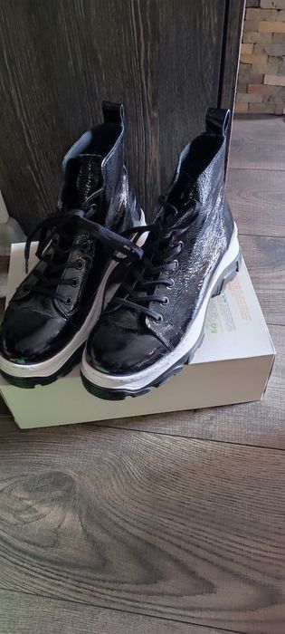 Дамски маратонки и боти по 15 и 20 лв