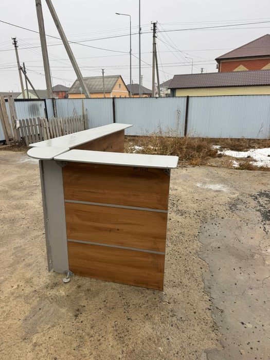 Ресепшнге стол бу