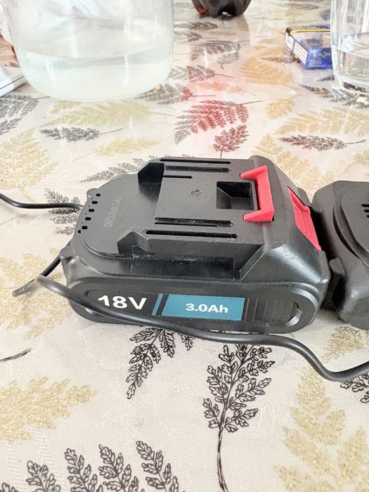 Set 2 baterii 18V 3.0Ah + încărcător 21V 1A – Compatibile Makita – Noi