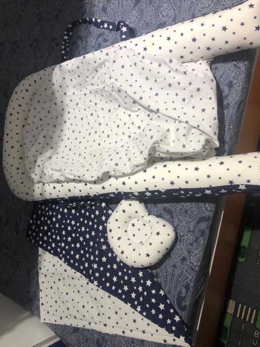 Vând set babynest Marianne's alb cu albastru și stelute