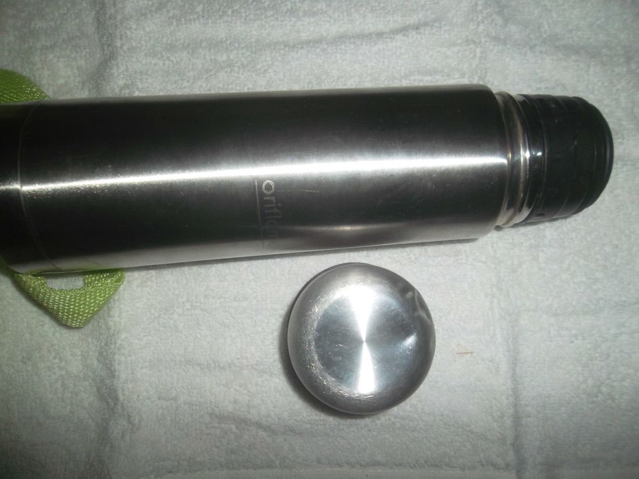 Компактный термос из нержавеющей стали.