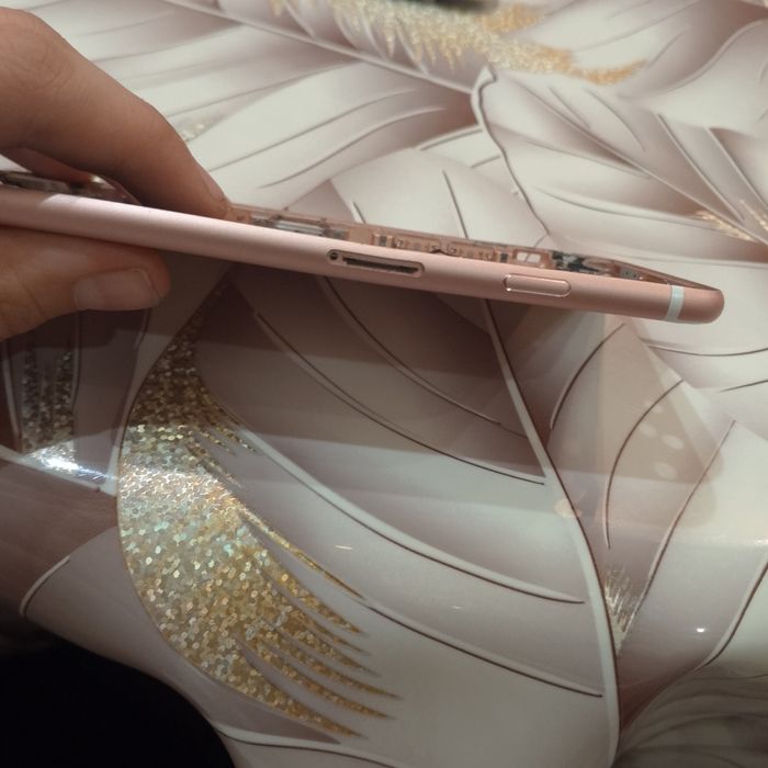 Продам iPhone s .