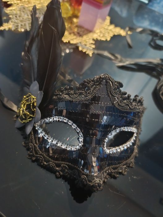 Женская карнавальная маска в черном цвете