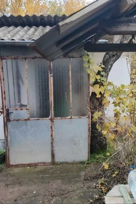 Две къщи с голям двор, стопанска постройка и самостоятелен геран в с. Хотница, обл. Велико Търново