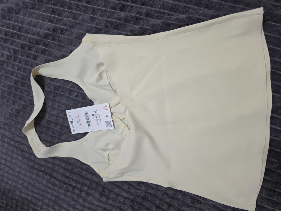 Дамски блузи и потници на Zara и Stradivarius