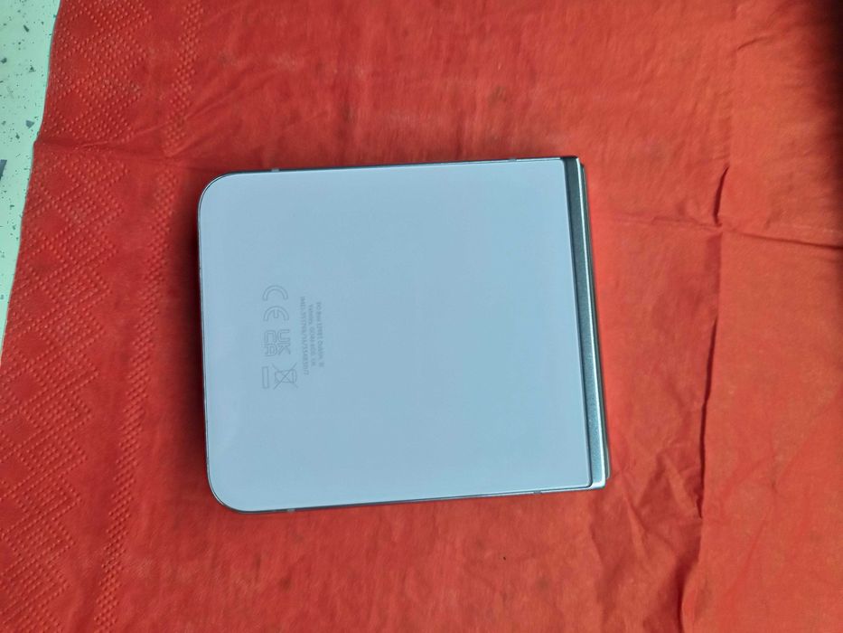 Телефон Samsung Flip 5