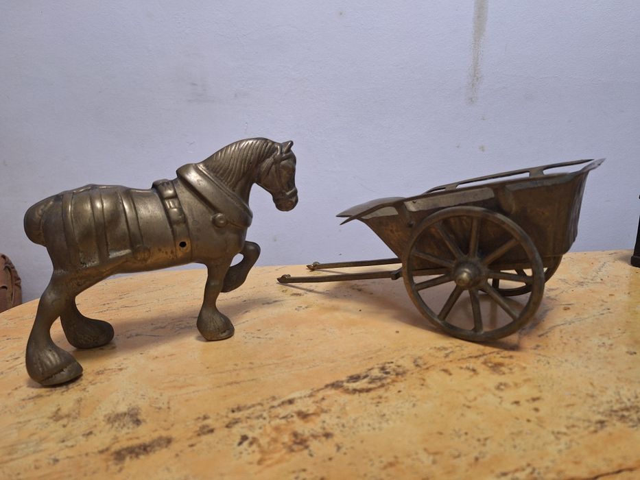Căruță mobila si cal din bronz