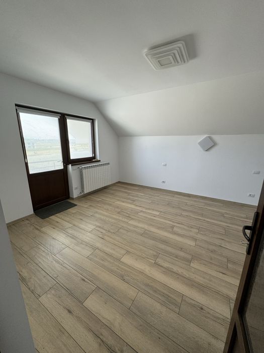 Se inchiriaza etajul 1 (4 camere) al unei cladiri cu parcare