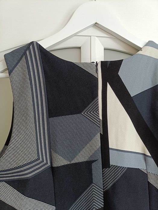 Rochie office geometrică și cardigan