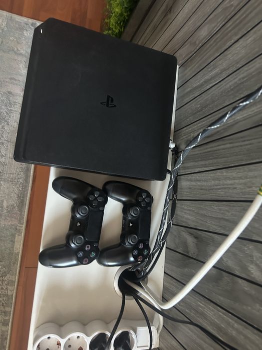 Vand ps4 slim cu 2 manete si 6 jocuri