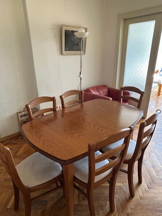 Разтегателна маса и 6 стола от масивно дърво в супер състояние