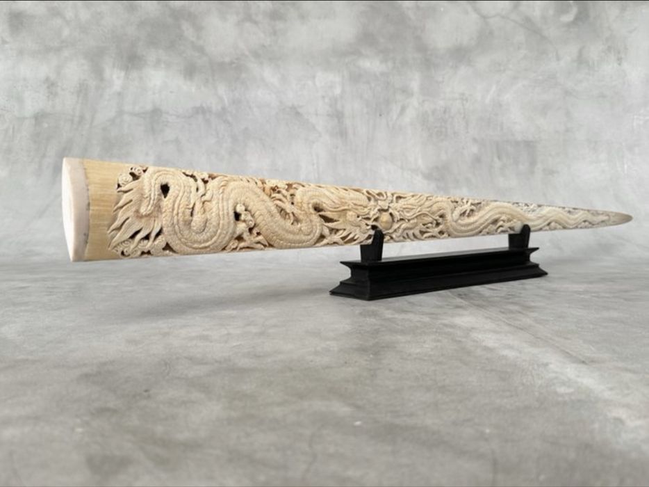 Colt de peste spada sculptat manual