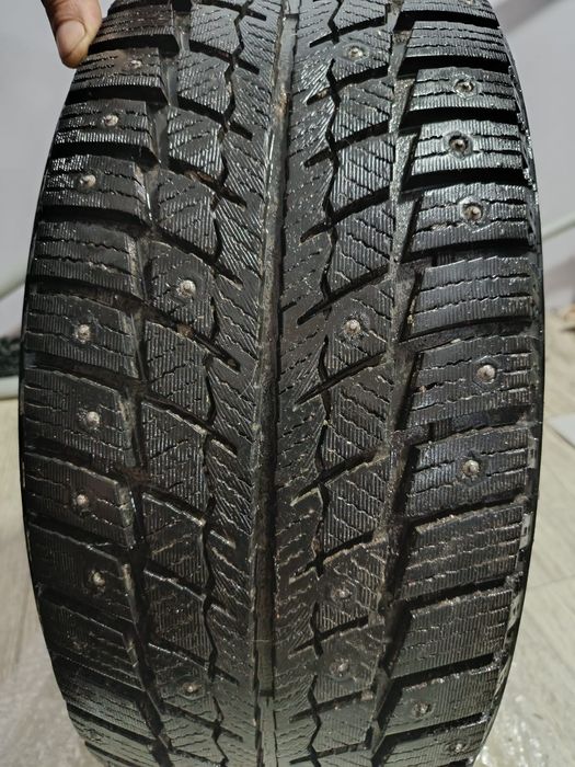 Продам комплект шин зимние с шипами