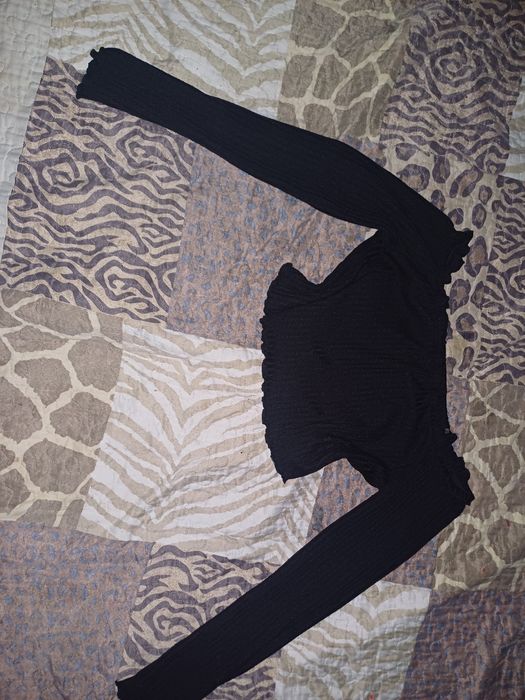 Bluza crop top cu umerii goi