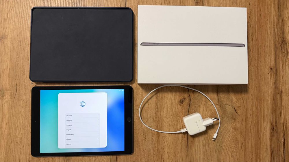 Vând iPad (generația a 8-a) – 128 GB, Wi-Fi, în stare foarte bună.