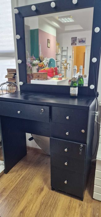 Гримерный столик с зеркалом