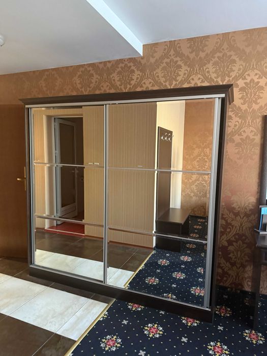 Голям гардероб с плъзгащи се огледални врати