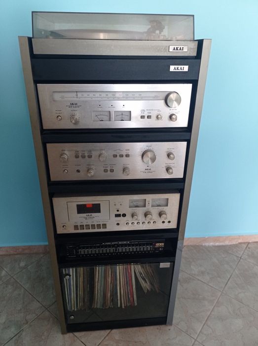 Ретро аудио система AKAI с грамофон плочи