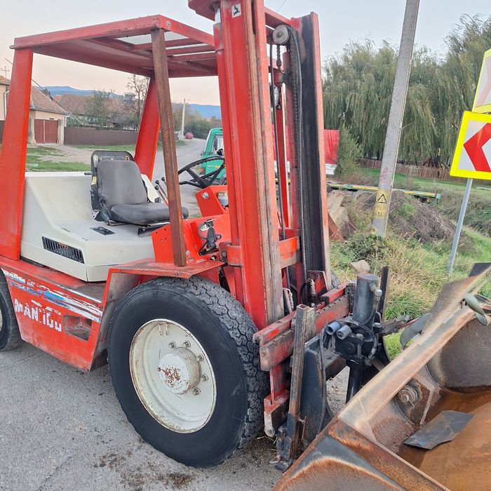 Motostivuitor de teren Manitou MC 25 cu furci și cupa