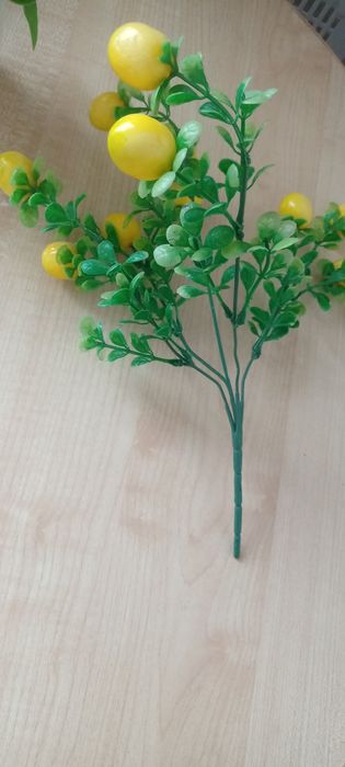 Ветка жёлтых лимонов