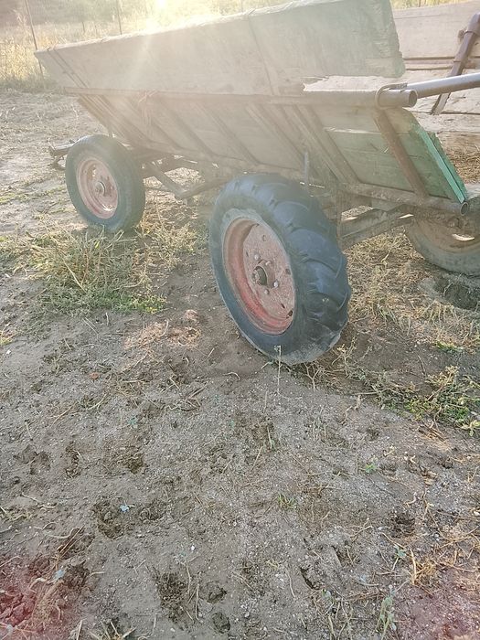 Vând presa baloti și două căruțe